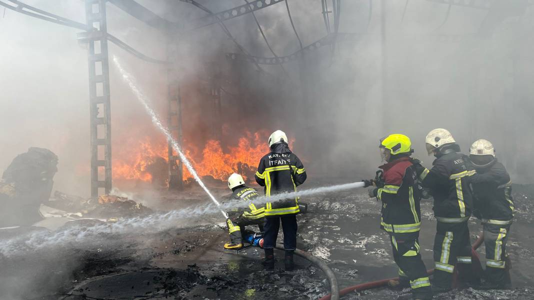 Kayseri'de sünger fabrikasında büyük yangın: Bir saatte kontrol altına alındı 6